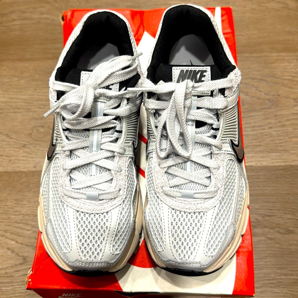 Brand new Nike sneakers size 7 in women’s, 6 in men. Exclusive drop !
